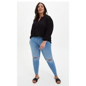 New NWT Torrid Bombshell Skinny Super Soft High-Rise‎ Destructed Jean 26 R